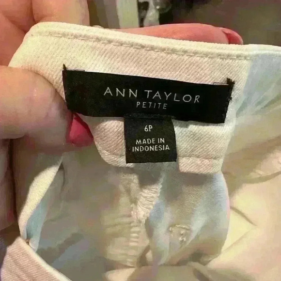 LIKE NEW Ann Taylor White Denim Side Zip Jeans - Picture 8 of 8